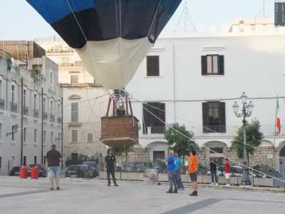 Quest�ultima azione permette all�aerostato di sollevarsi da terra...